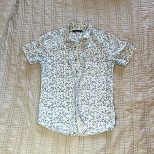 Men’s button down short sleeve tropical shirt. Size small.